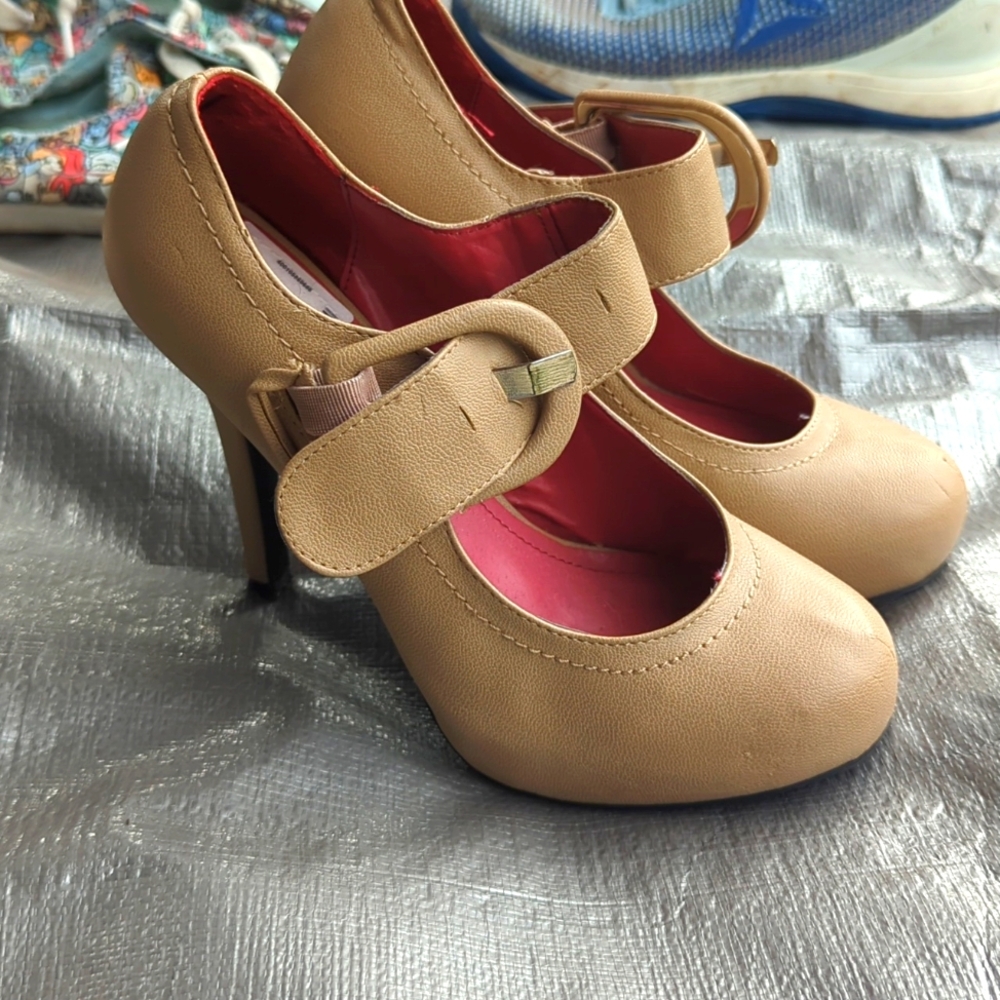 Size 7 Madeline Girl Heels, Tan